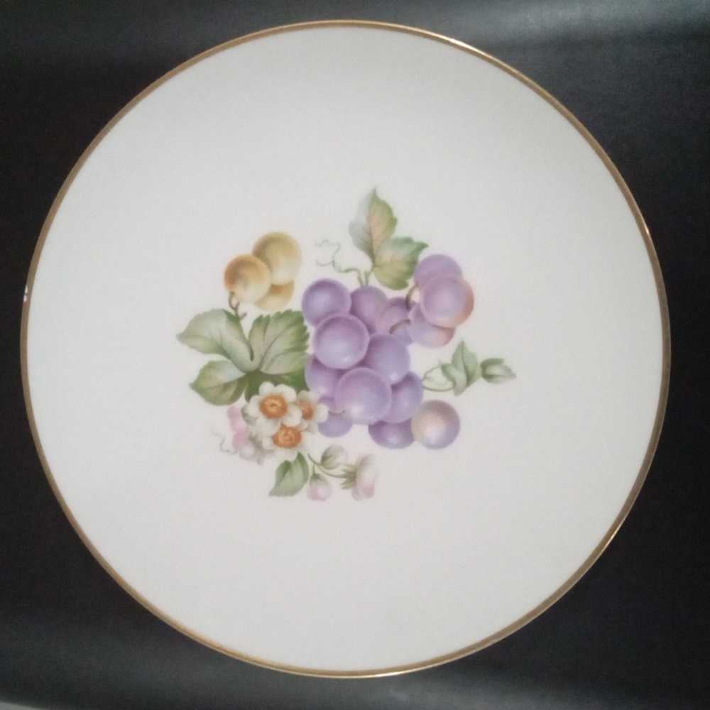 Hutschenreuther Selb 8" circular vintage grape decorated plate